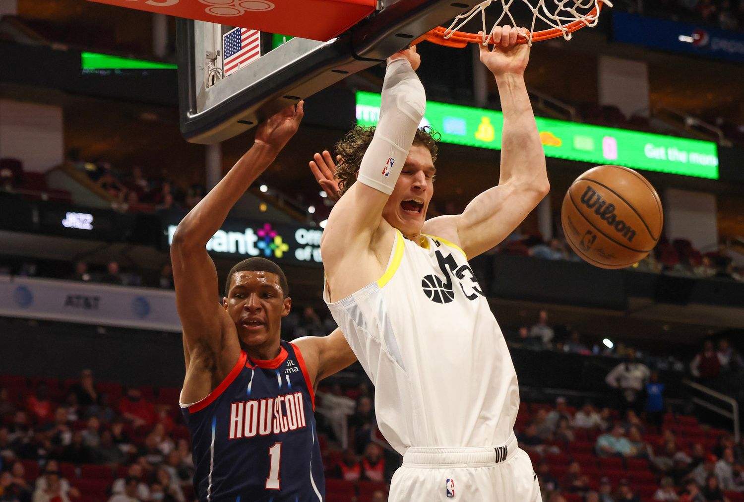 Jazz forward Lauri Markkanen dunks against Rockets forward Jabari Smith Jr.